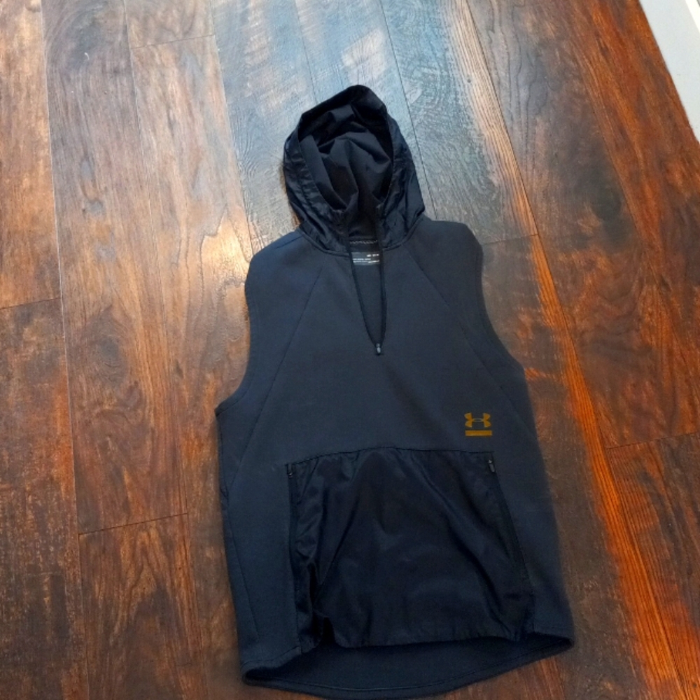 Sleevless Under Armour workout fitted jacket